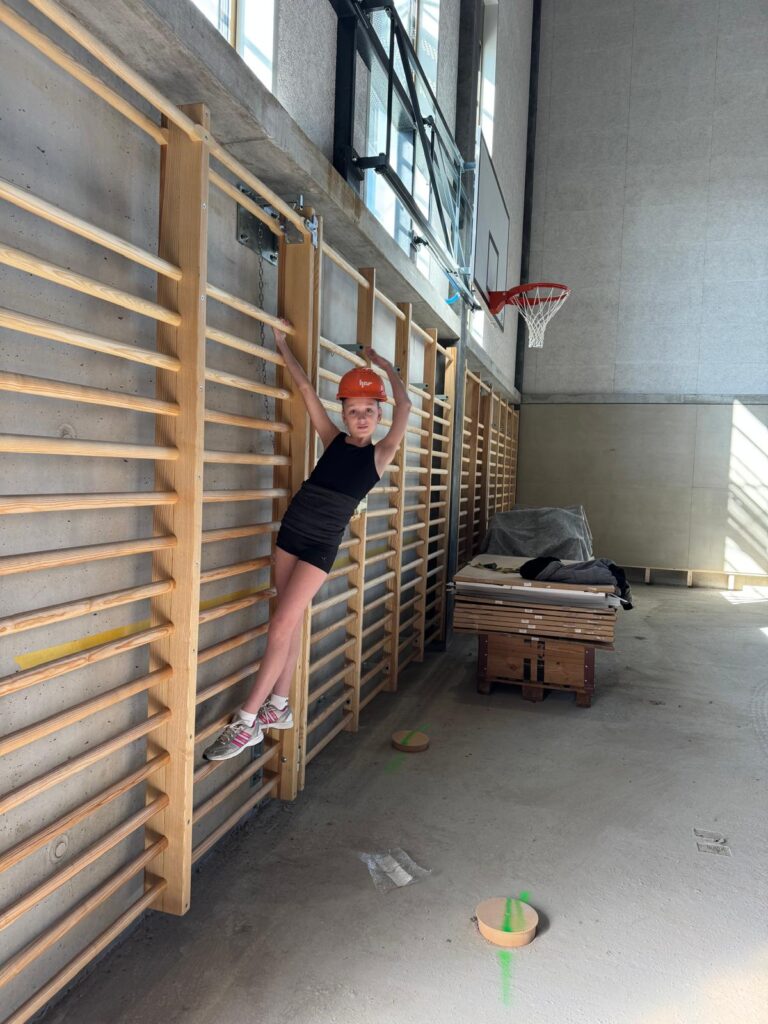 Gymnastin Mariia an der Sprossenwand im neuen Sportzentrum Zürich
