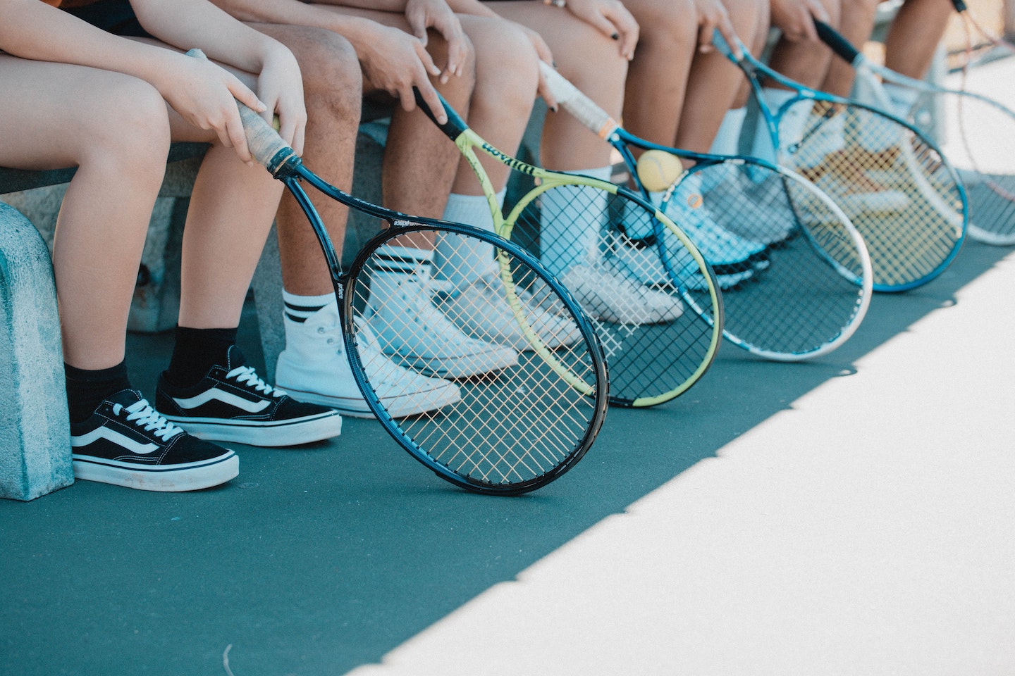 Sportzentrum Zürich: Tennisspielerinnen und -spieler sitzen in einer Reihe